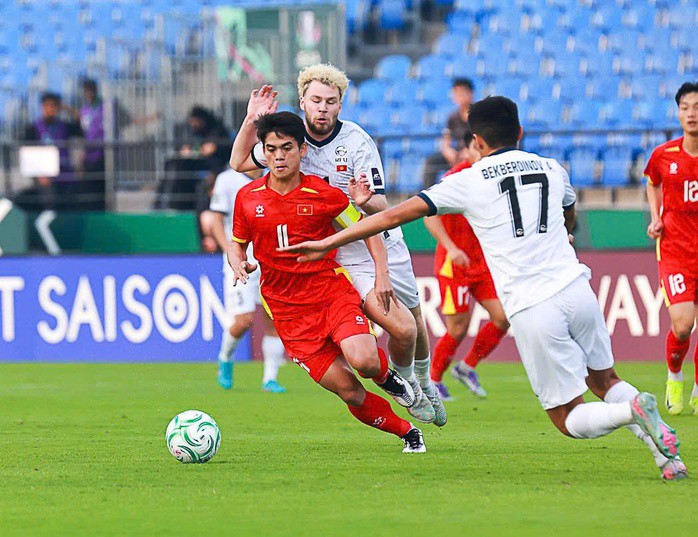 U23 Việt Nam (áo đỏ) thắng trọn vẹn ba trận vòng bảng tại vòng chung kết U23 châu Á 2026