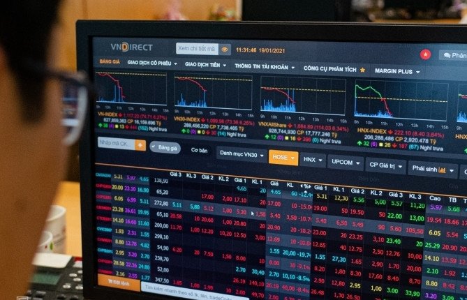 Nhà đầu tư chốt lời mạnh cổ phiếu ngân hàng, Vingroup