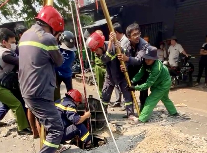 TPHCM: Hai người tử vong thương tâm dưới hố ga - 2