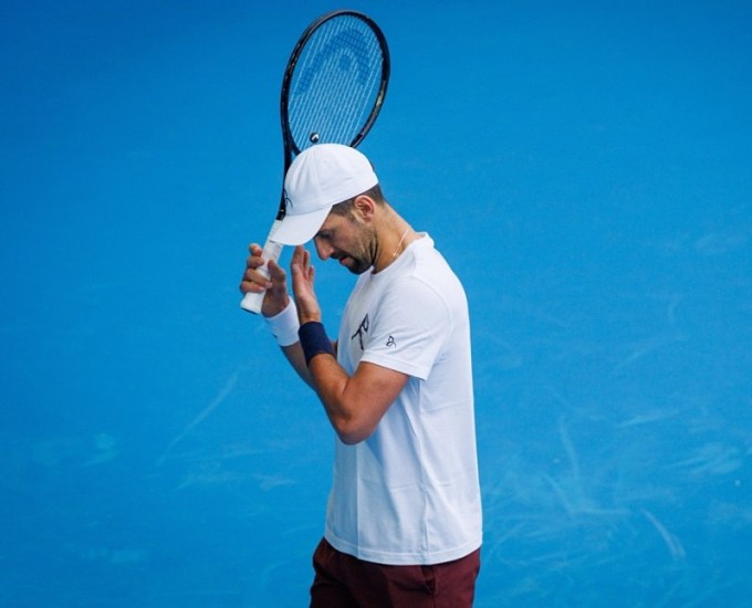 Djokovic trong buổi tập trên sân số 10 tại Melbourne Park, Australia hôm 14/1. Ảnh: Reuters