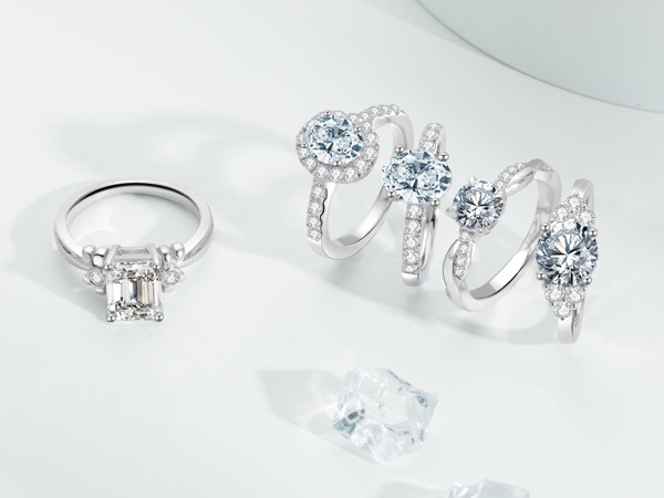 Tùy thuộc vào tài chính, sở thích, người mua có thể chọn loại nhẫn cầu hôn phù hợp.