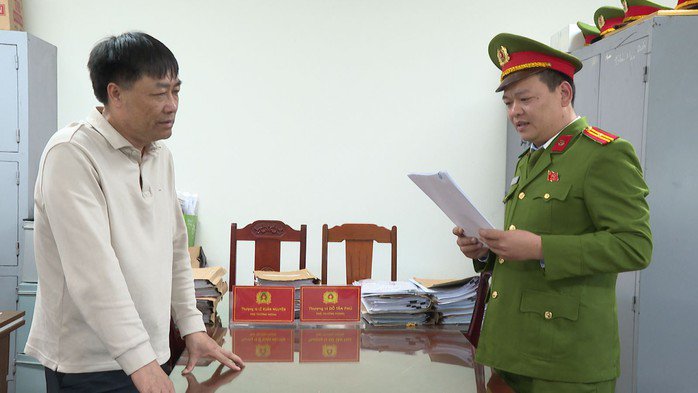 Công an thi hành khởi tố bị can Nguyễn Xuân Biên. Ảnh: Công an Thanh Hóa