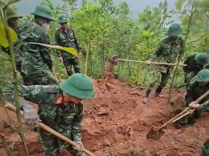 Cán bộ, chiến sỹ Bộ Chỉ huy Quân sự Quảng Trị đang thực hiện quy tập hài cốt liệt sỹ trong rừng tràm ở xã Đakrông (Quảng Trị). (Ảnh: Xuân Diện)