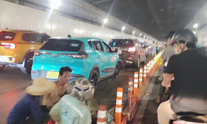 Tai nạn liên hoàn giữa 4 xe.