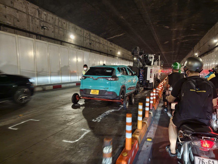 Lực lượng chức năng di dời phương tiện.