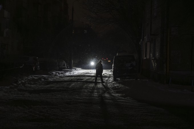 Một khu phố Kiev chìm trong bóng tối vì mất điện hôm 11/1. Ảnh: AFP