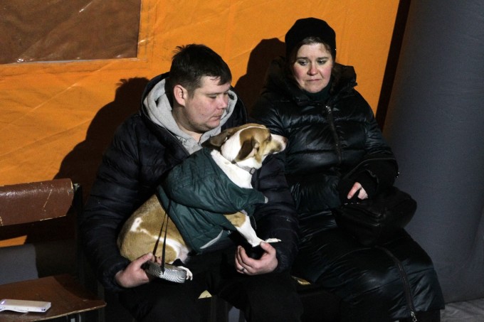 Cư dân Kiev tạm trú trong một căn lều sưởi ngày 13/1. Ảnh: AFP