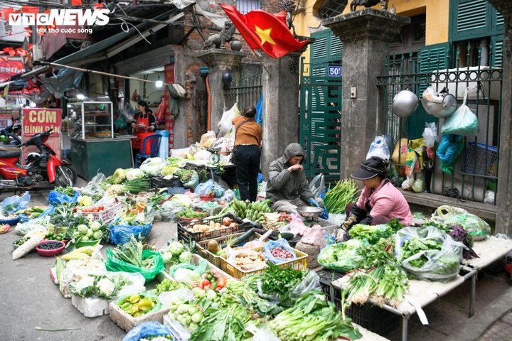 Chợ cóc bủa vây khu dân cư giữa đô thị Hà Nội. (Ảnh: Viên Minh)