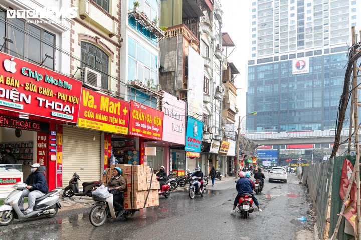 Tại đoạn kết nối đường Nguyễn Tuân – Nguyễn Trãi, người dân thường xuyên phải phun nước để hạn chế bụi bẩn.