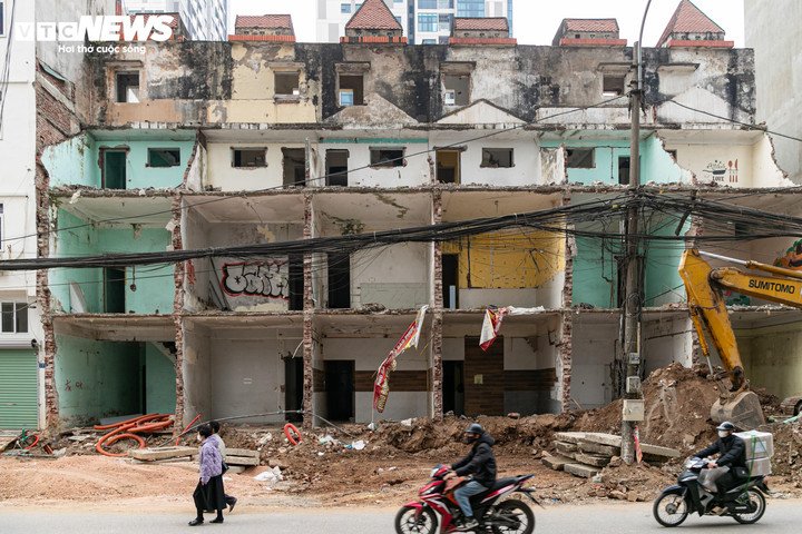 Nhiều công trình đã được phá dỡ để phục vụ giải phóng mặt bằng, song hiện trường vẫn còn nham nhở, chưa được hoàn thiện.