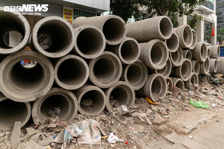Cận cảnh loạt nhà 'siêu mỏng, siêu méo' trên đường đang mở rộng ở Hà Nội - 21