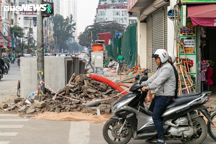 Vật liệu, trang thiết bị xây dựng còn ngổn ngang dọc tuyến đường.