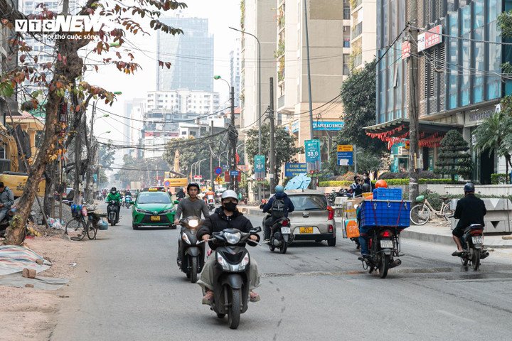 Người dân cho biết, nhiều năm qua tuyến đường thường xuyên chật hẹp, ùn tắc vào giờ cao điểm, việc đi lại rất vất vả. Hiện nay, dự án mở rộng đang dần hoàn thiện, mặt đường thông thoáng hơn, lưu thông thuận lợi, tiết kiệm thời gian. Tuy nhiên, vỉa hè vẫn còn nhếch nhác, nhiều bụi bẩn do công trình chưa hoàn tất.