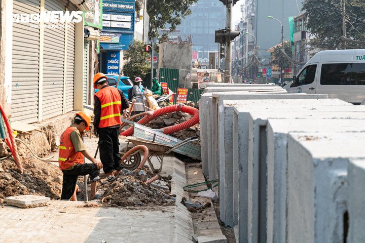 Trước đó, ngày 10/1, Chủ tịch UBND phường Thanh Xuân đã kiểm tra thực tế tiến độ Dự án cải tạo, mở rộng tuyến phố Nguyễn Tuân. Tại buổi kiểm tra, Chủ tịch UBND phường yêu cầu các đơn vị thi công và đơn vị liên quan huy động tối đa nhân lực, máy móc, tổ chức thi công khoa học, bảo đảm chất lượng, an toàn, vệ sinh môi trường. Đồng thời, các đơn vị cần đẩy nhanh tiến độ các hạng mục còn lại, phấn đấu hoàn thành và đưa công trình vào khai thác trước Tết Nguyên đán Bính Ngọ 2026, đáp ứng nhu cầu đi lại của người dân, góp phần phát triển kinh tế – xã hội và chỉnh trang đô thị trên địa bàn.
