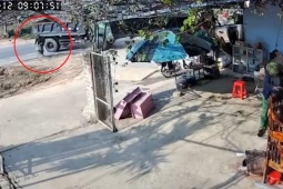 Clip: Sang đường ẩu, người đi xe đạp khiến ô tô tải phanh cháy lốp quay 180 độ