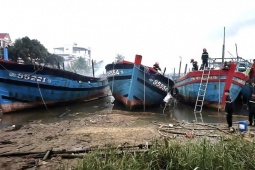 4 tàu cá đang neo đậu bất ngờ bốc cháy dữ dội