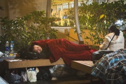 Ngủ vùi bên hành lang bệnh viện giữa giá rét Thủ đô