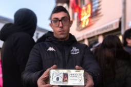 Cả làng thành thù địch sau khi cùng trúng số độc đắc