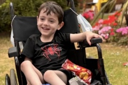 Mẹ phát hiện căn bệnh đáng sợ của con trai nhờ quan sát dáng đi bất thường