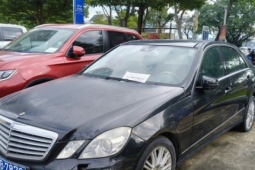 Cận cảnh xe công Mercedes-Benz E300 thanh lý ở Đà Nẵng, giá khởi điểm còn 282 triệu đồng