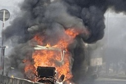 Xe container cháy ngùn ngụt trên Quốc lộ 51, giao thông ùn tắc kéo dài 2km