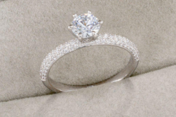 Năm 2026 giá vàng, bạc tăng cao, dưới 5 triệu đồng mua được nhẫn cầu hôn loại nào?