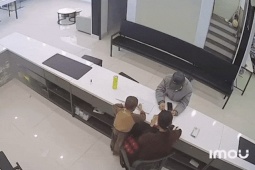 VIDEO: Đấm mạnh vào mặt nữ chủ cửa hàng, cướp điện thoại bỏ chạy