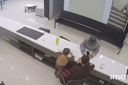 VIDEO: Đấm mạnh vào mặt nữ chủ cửa hàng, cướp điện thoại bỏ chạy