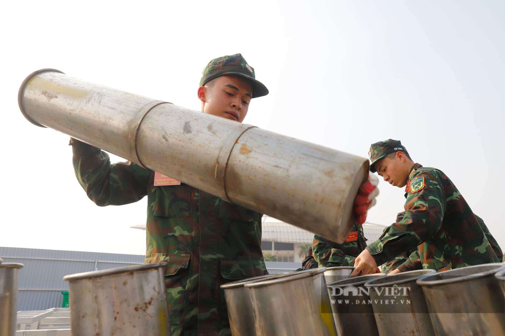 Các giàn pháo được sắp xếp theo kịch bản lập trình sẵn, đan xen giữa pháo tầm cao (có thể bắn cao hàng trăm mét) và các giàn pháo hoa tầm thấp, hỏa thuật để tạo hiệu ứng tầng lớp, đa sắc màu.