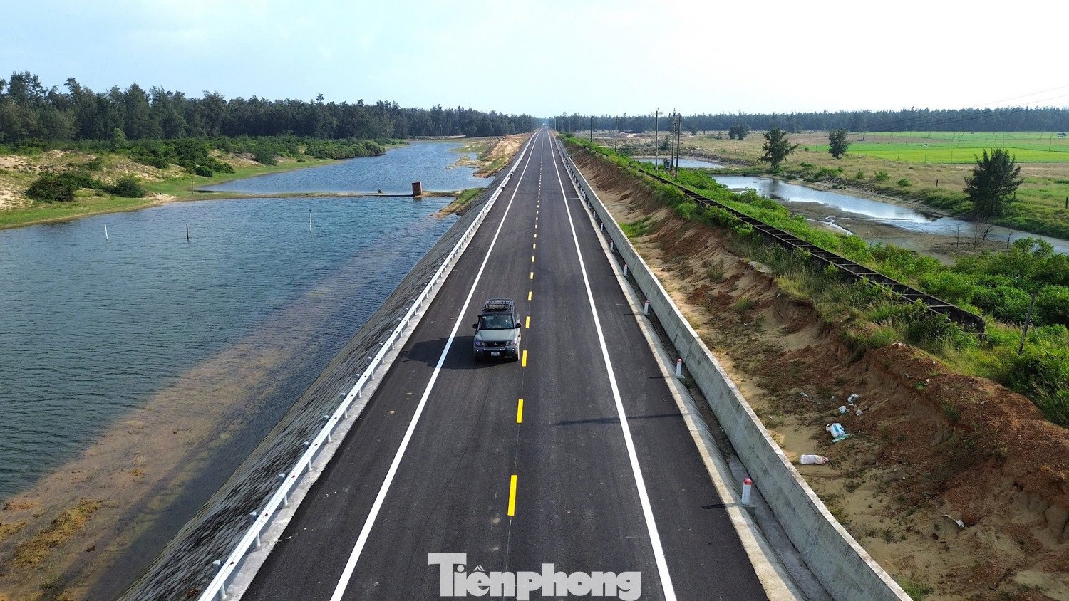 Tuyến có kết cấu mặt đường bê tông nhựa, thiết kế tiêu chuẩn cấp III đồng bằng, rộng 12m, tốc độ thiết kế 80km/h.