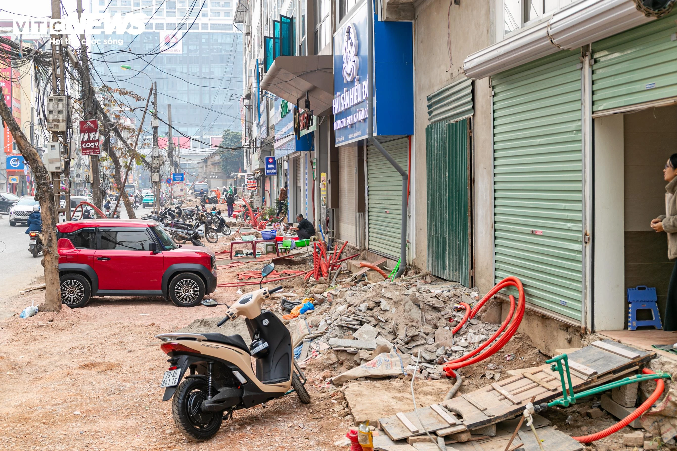 Cận cảnh loạt nhà 'siêu mỏng, siêu méo' trên đường đang mở rộng ở Hà Nội - 10