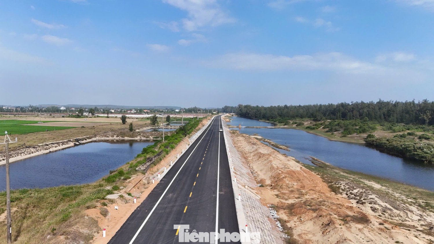 Tuyến có kết cấu mặt đường bê tông nhựa, thiết kế tiêu chuẩn cấp III đồng bằng, rộng 12m, tốc độ thiết kế 80km/h.