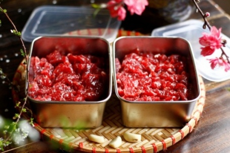 Vì sao thịt bò xào vẫn dai dù ướp kỹ?