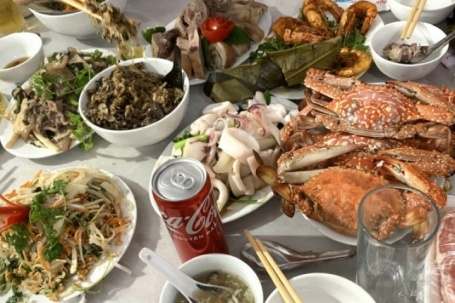 Cầm 300 nghìn mừng cưới bạn, cô gái vội đổi phong bì khi thấy mâm cỗ