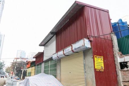 Cận cảnh loạt nhà 'siêu mỏng, siêu méo' trên đường đang mở rộng ở Hà Nội