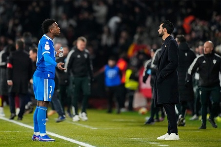 "Ông trùm" Perez chỉ thị ngừng gia hạn Vinicius: Ngoại hạng Anh & Ả Rập vẫy gọi