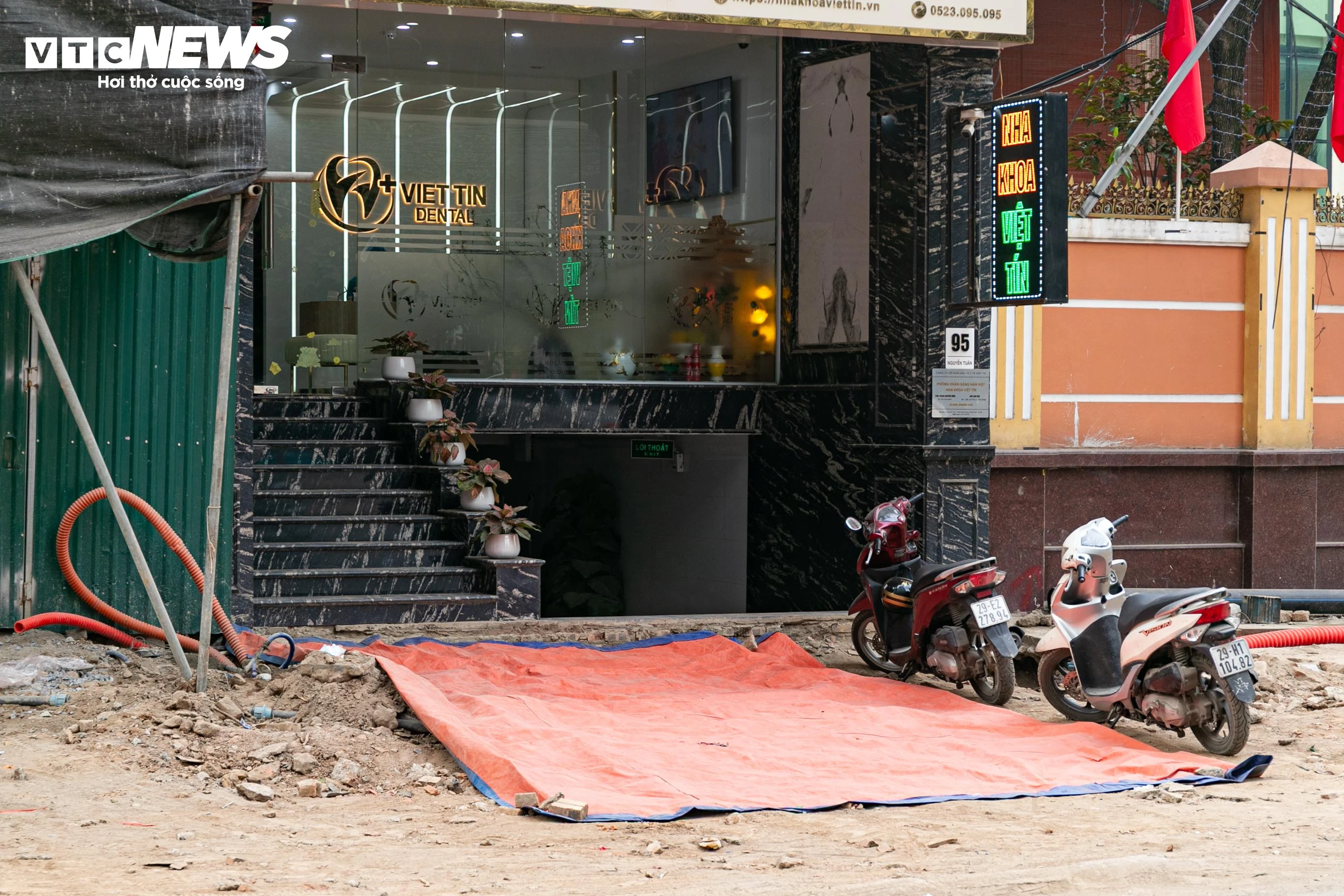 Cận cảnh loạt nhà 'siêu mỏng, siêu méo' trên đường đang mở rộng ở Hà Nội - 12