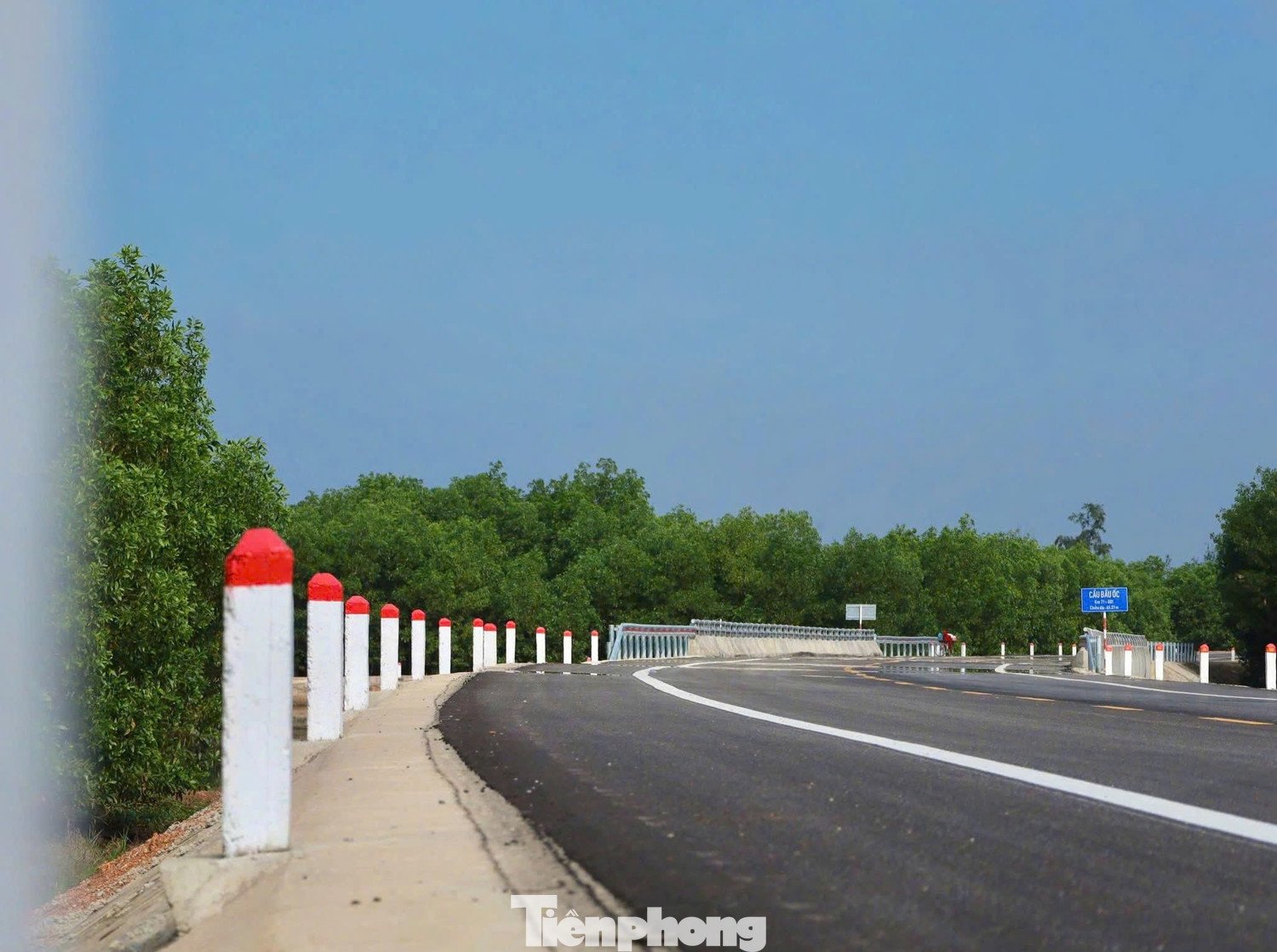 Ngoài ra, tuyến còn có nhiều nút giao đồng mức với đường ô tô, đường dân sinh; 29 cống thoát nước ngang, hệ thống rãnh thoát nước dọc hình thang cùng đầy đủ biển báo, hộ lan, cọc tiêu nhằm bảo đảm an toàn khi khai thác.