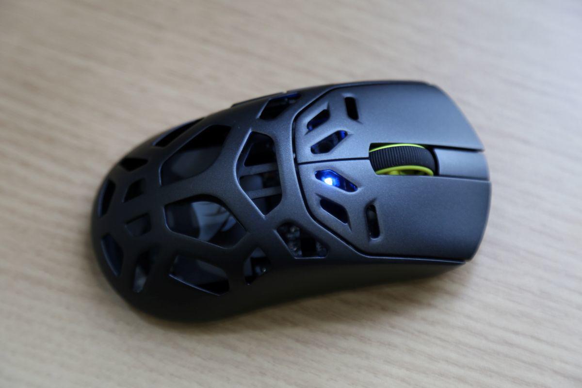 Sabre v2 Pro Wireless MG nhìn xuyên thấu.