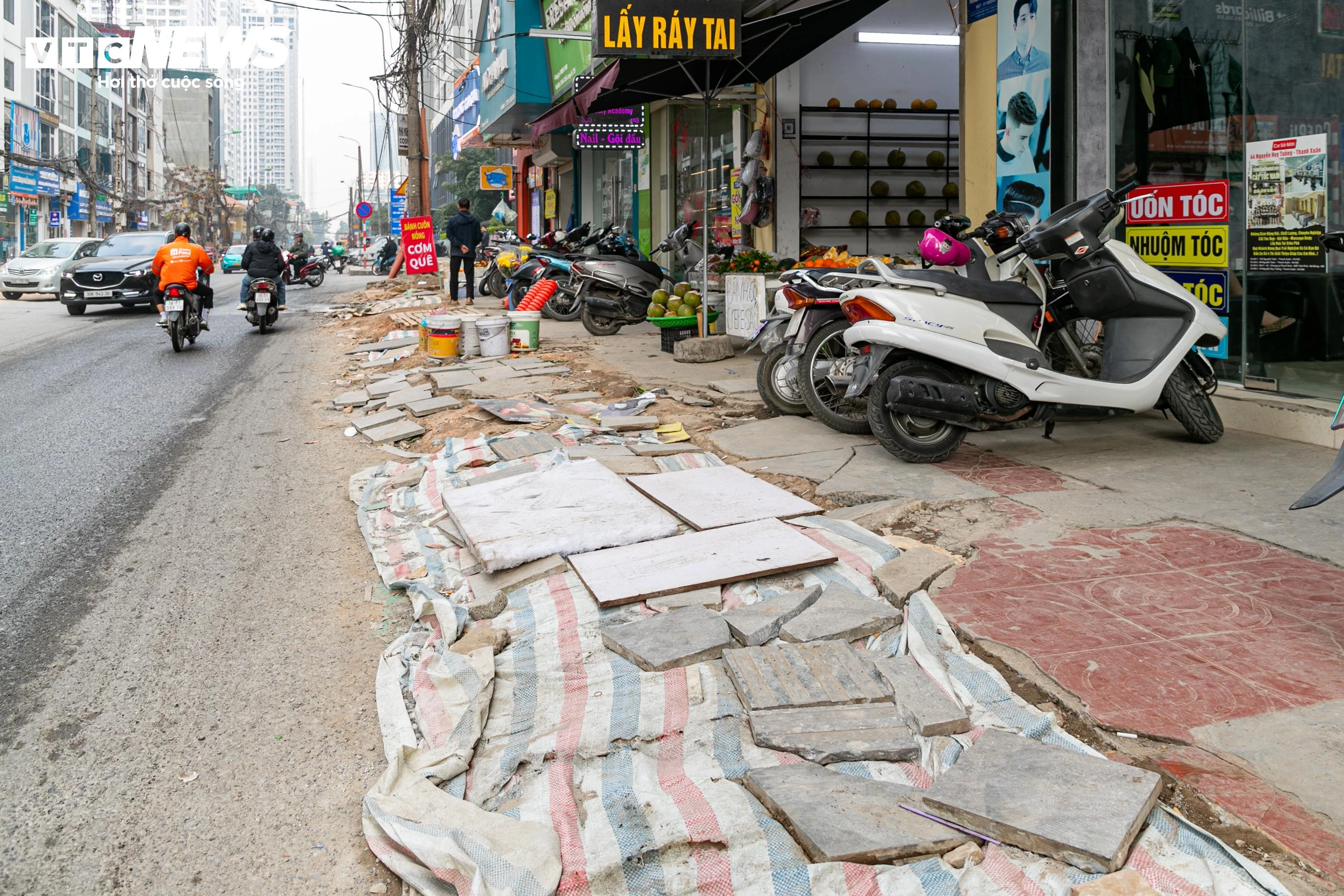 Cận cảnh loạt nhà 'siêu mỏng, siêu méo' trên đường đang mở rộng ở Hà Nội - 13