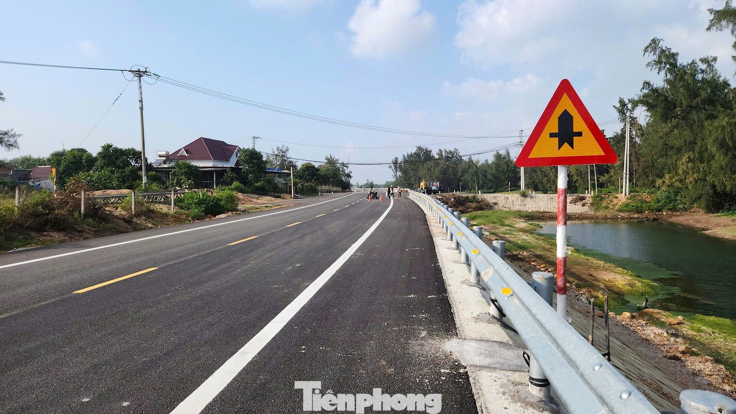 Ngoài ra, tuyến còn có nhiều nút giao đồng mức với đường ô tô, đường dân sinh; 29 cống thoát nước ngang, hệ thống rãnh thoát nước dọc hình thang cùng đầy đủ biển báo, hộ lan, cọc tiêu nhằm bảo đảm an toàn khi khai thác.