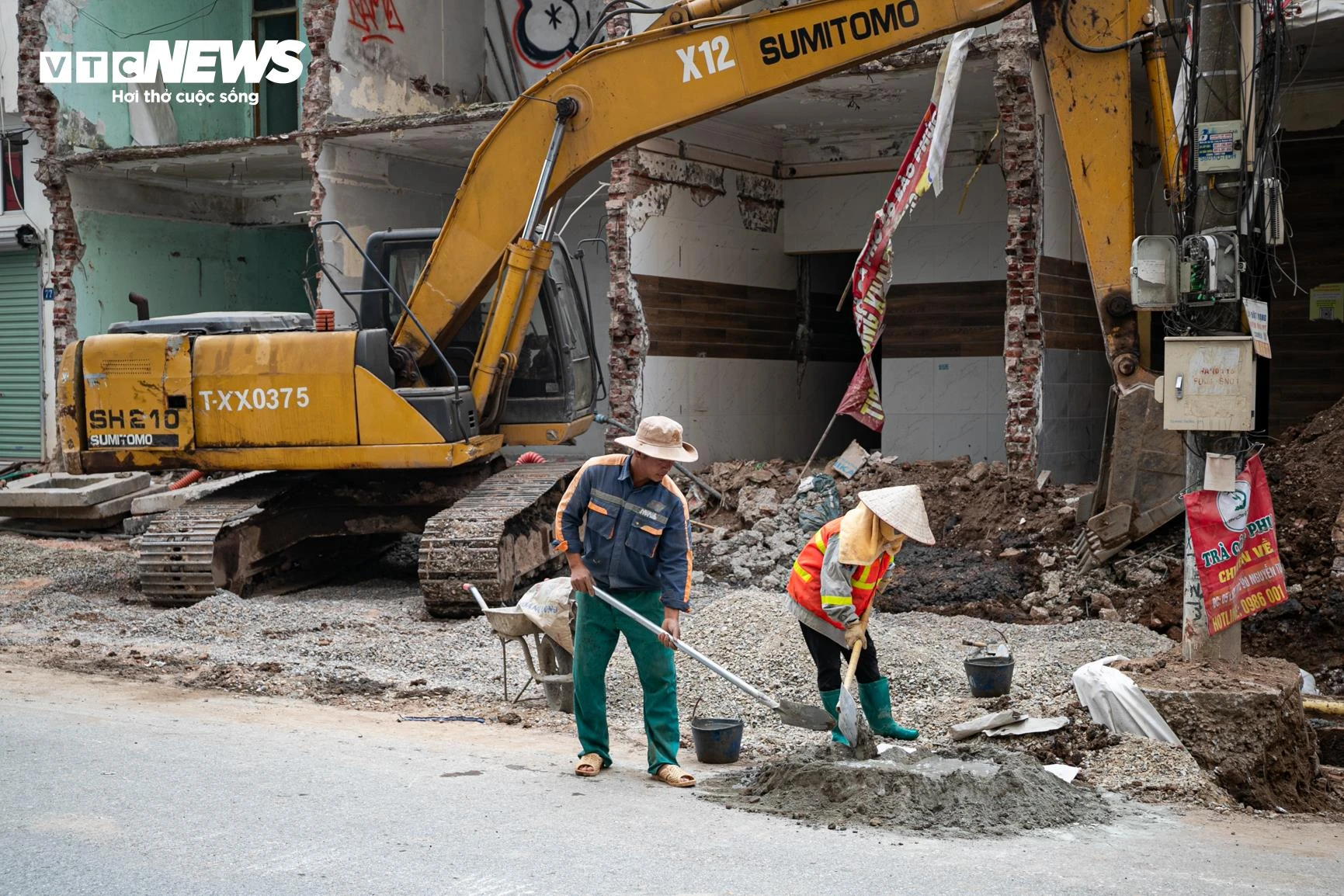 Cận cảnh loạt nhà 'siêu mỏng, siêu méo' trên đường đang mở rộng ở Hà Nội - 24