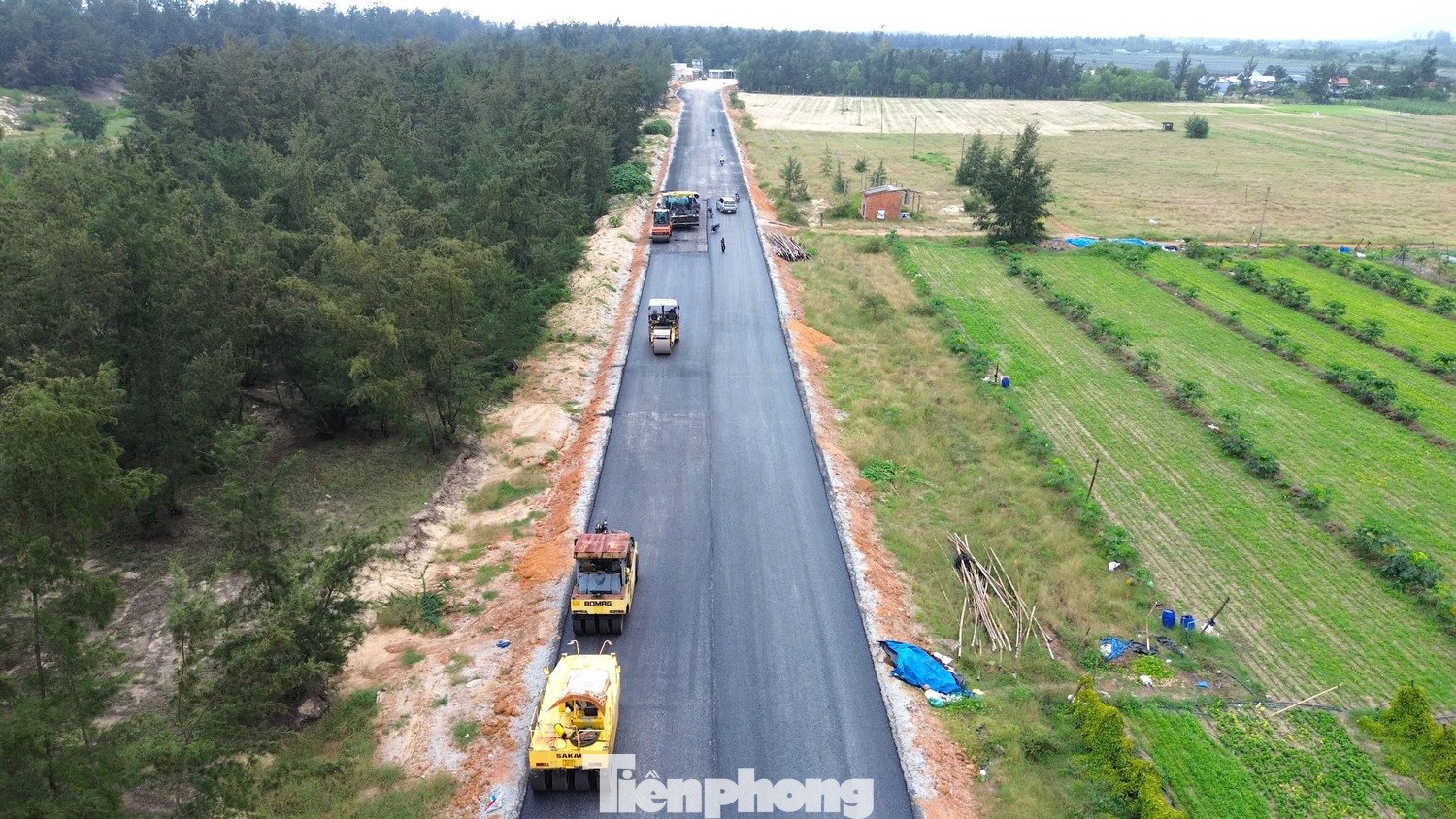 Theo ghi nhận của PV, tuyến đường ven biển thuộc dự án Dung Quất - Sa Huỳnh, hiện đã cơ bản hoàn thiện.