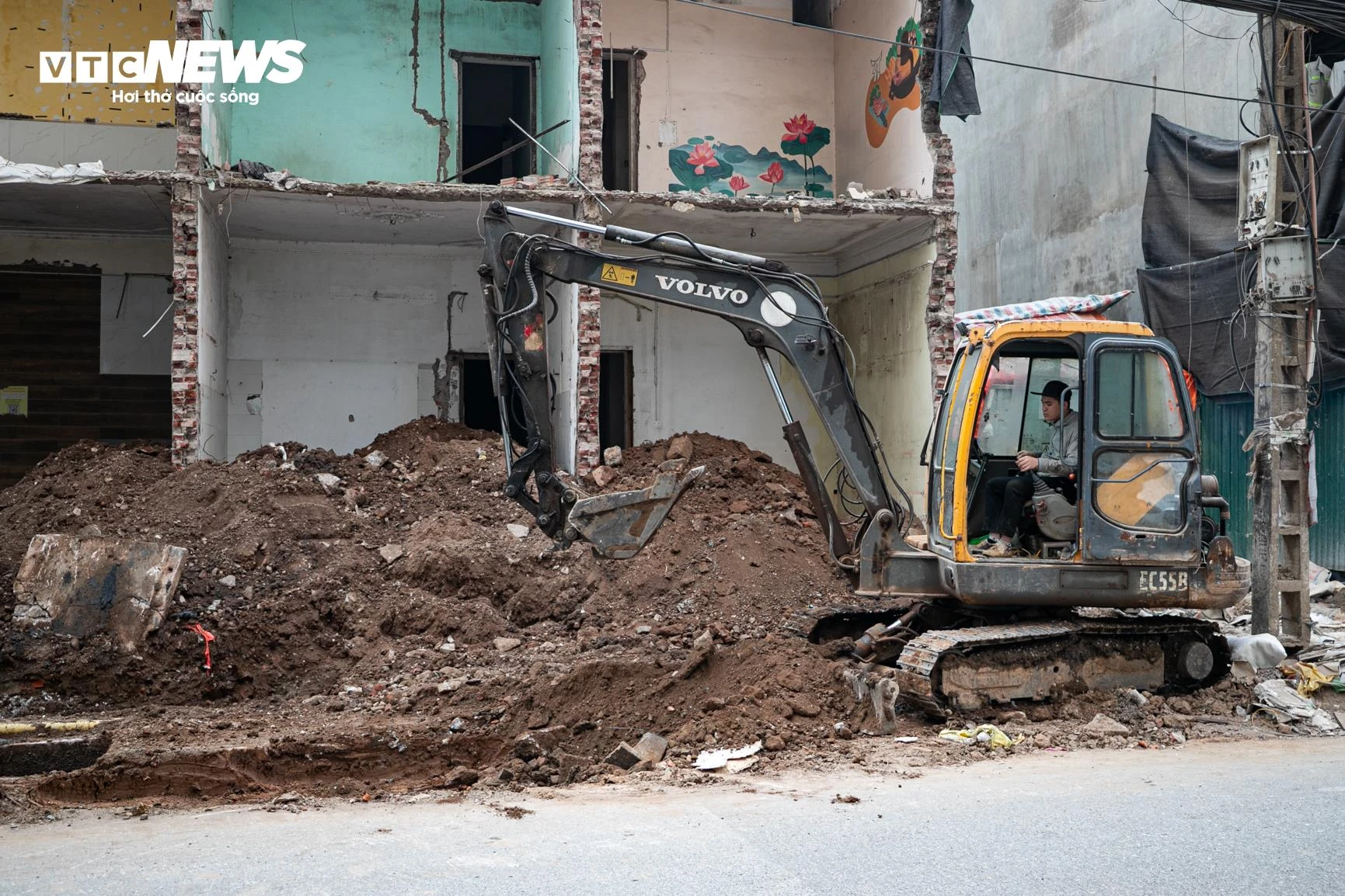 Cận cảnh loạt nhà 'siêu mỏng, siêu méo' trên đường đang mở rộng ở Hà Nội - 25