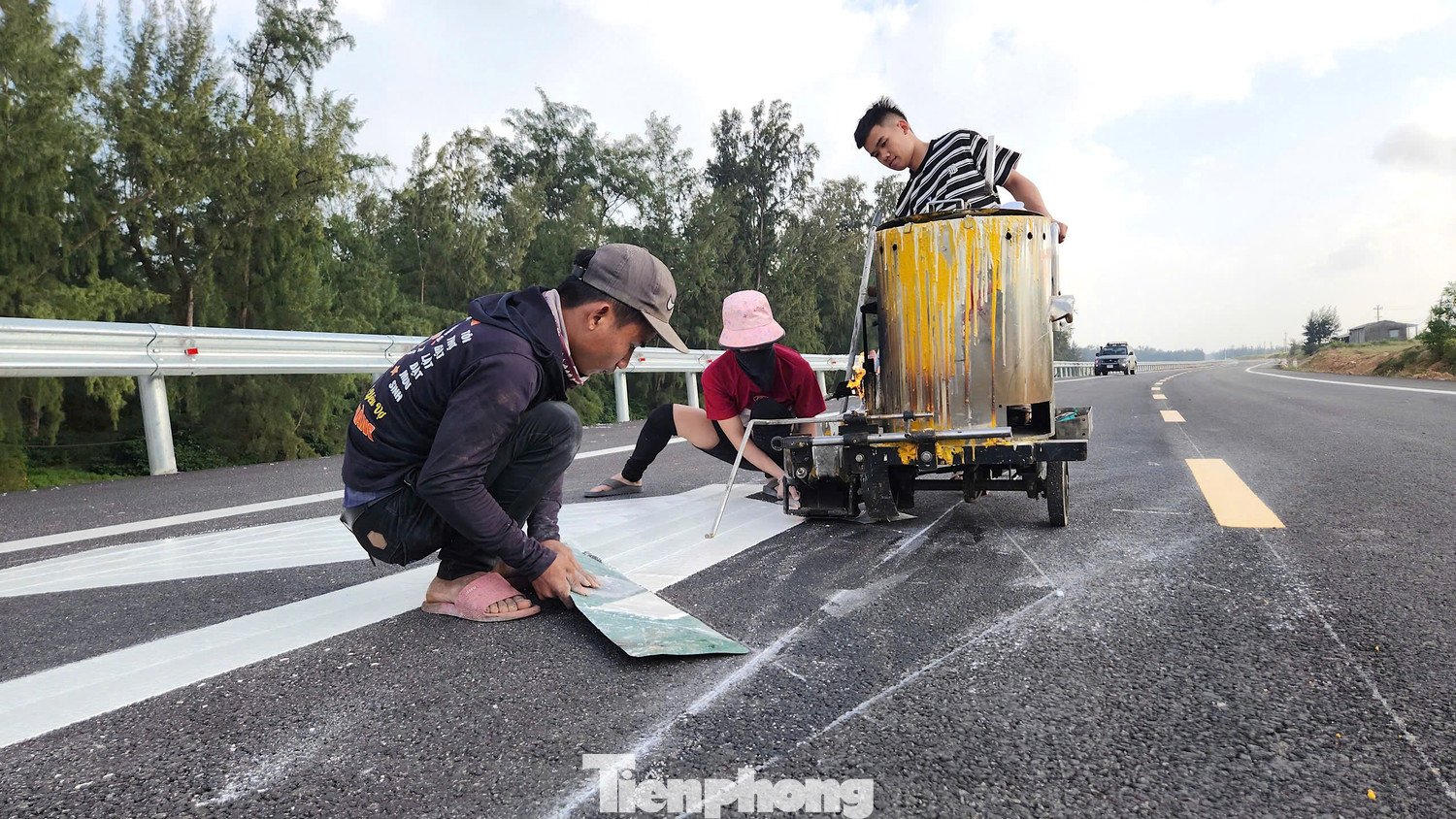 Theo ghi nhận của PV, tuyến đường ven biển thuộc dự án Dung Quất - Sa Huỳnh, hiện đã cơ bản hoàn thiện.