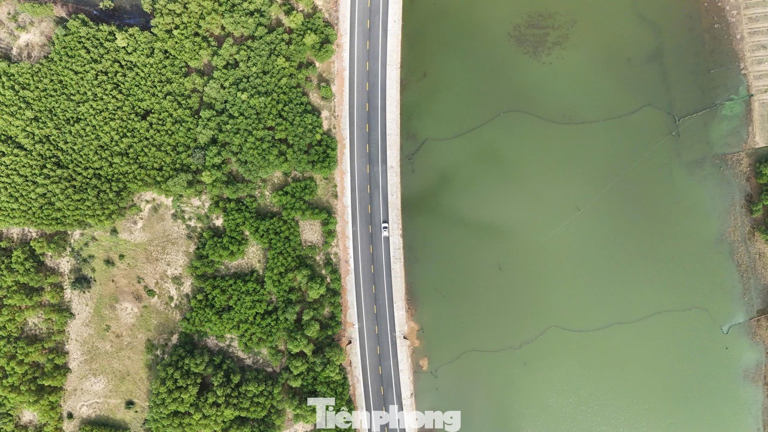 Trên nền cát trắng, rừng dương xanh, mặt đường bê tông nhựa trải dài, các hạng mục còn lại đang được khẩn trương hoàn thiện những bước cuối cùng để chuẩn bị nghiệm thu, đưa vào khai thác.