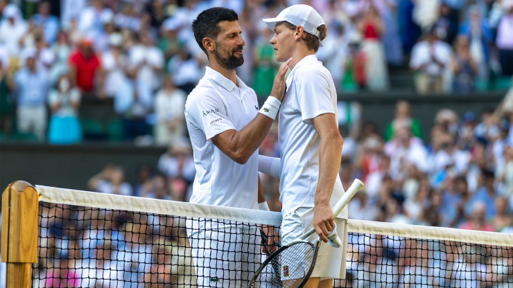 Muốn vào chung kết, Djokovic (bên trái) nhiều khả năng sẽ phải đánh bại Sinner (bên phải) ở bán kết