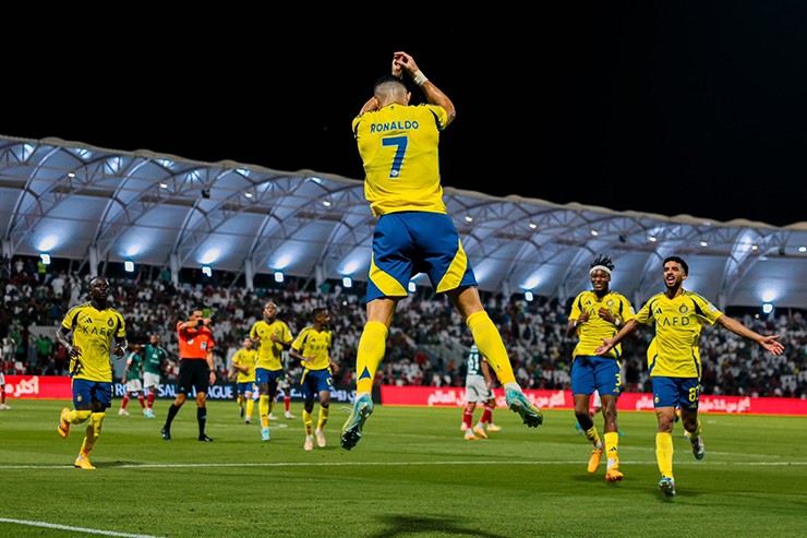 Ronaldo 3 năm liên tiếp đừng đầu danh sách VĐV kiếm tiền giỏi nhất