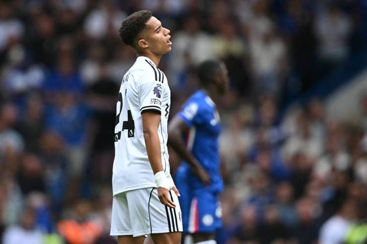 VAR giúp Chelsea thoát penalty