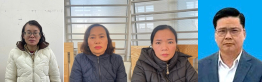 Bị can Trương Sỹ Toàn và 3 nữ nhân viên cấp dưới tại cơ quan công an.